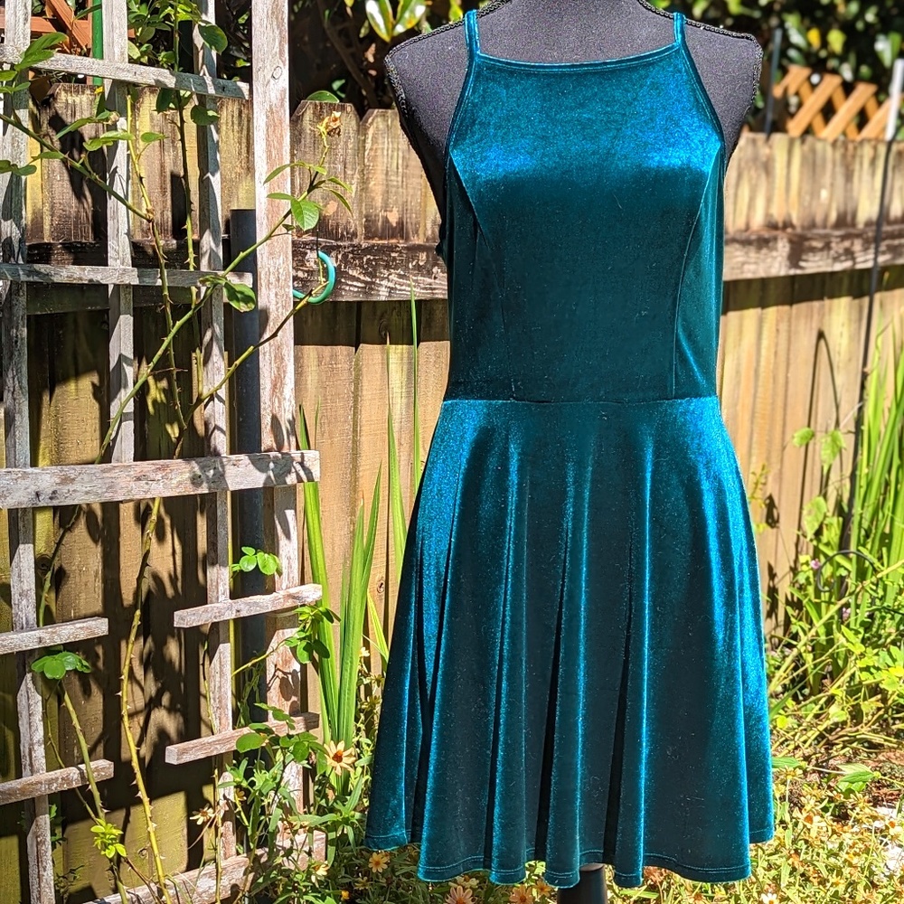 Speechless emerald green velvet sleveless fit and flair mini dress size L